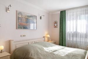 a bedroom with a bed and a green curtain at Moewentraum in Malchow