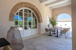 a dining room with a table and chairs at Dimora Sella Rooms in Alghero