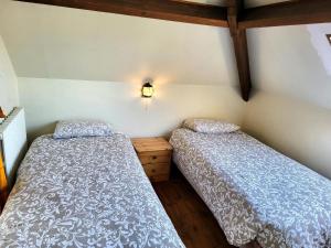 two beds sitting next to each other in a room at Maison De Bord De Mer Alizée in Saint-Germain-sur-Ay