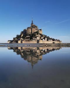 an island in the middle of a body of water at Maison De Bord De Mer Alizée in Saint-Germain-sur-Ay