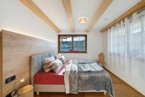 a bedroom with a bed and a window at Ferienwohnung Holzfäller in Lenzkirch