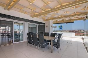 a dining room with a table and chairs at Marina Vilamoura Penthouse Luxury in Vilamoura