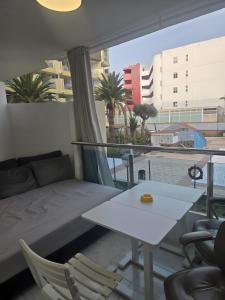 a room with a bed and a table and chairs at Apartamento Yumbo Roque Nublo in San Bartolomé