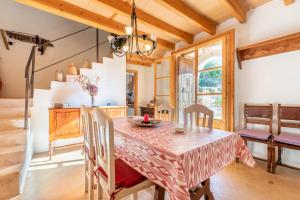 a kitchen and dining room with a table and chairs at Can Bonjesus in Felanitx
