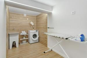a laundry room with a washer and dryer at O Marinheiro 15A in Caniçal