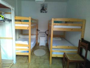 a room with two bunk beds in a room at T3 Mimizan Plage in Mimizan-Plage