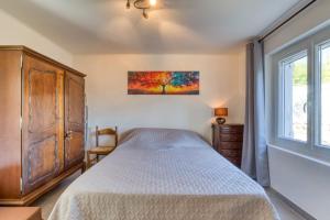 a bedroom with a bed and a window at Charmante location vacances in Montagnac +14 photos