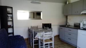 a kitchen with a table and a counter top at T3 Mimizan Plage in Mimizan-Plage