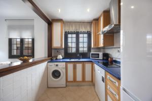a kitchen with a washer and a dishwasher at Duplex a 9 min De Bajo de Guia in Sanlúcar de Barrameda