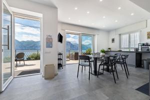 eine Küche und ein Esszimmer mit Tisch und Stühlen in der Unterkunft Cà Granda Brenzone in Brenzone sul Garda