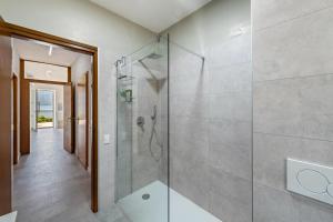 ein Badezimmer mit ebenerdiger Dusche und Duschkabine aus Glas in der Unterkunft Cà Granda Brenzone in Brenzone sul Garda + 26 Fotos