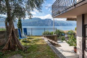 ein Haus mit Balkon und Blick aufs Wasser in der Unterkunft Cà Granda Brenzone in Brenzone sul Garda