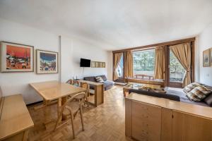 a living room with a table and a couch at Apt Vista sulla Vallata in Mazzin