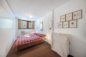 a small bedroom with a bed and a table at Apt Vista sulla Vallata in Mazzin