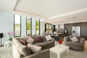 a living room with a couch and a table at Casa Jolie in Ponta do Sol