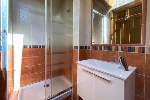 ein Badezimmer mit Waschbecken und Dusche in der Unterkunft La Marcela in Peñalba de San Esteban