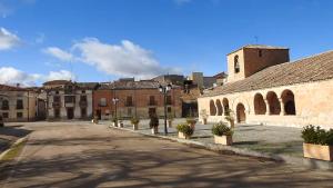 eine leere Straße in einer Stadt mit einem Gebäude in der Unterkunft La Marcela in Peñalba de San Esteban