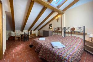 ein Schlafzimmer mit einem Bett in einem Zimmer mit Holzdecke in der Unterkunft La Marcela in Peñalba de San Esteban