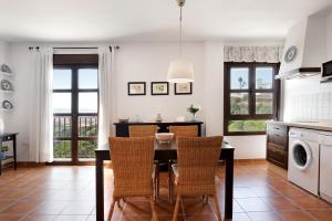 a kitchen and dining room with a table and chairs at Cobijadas75 Janda in Vejer de la Frontera