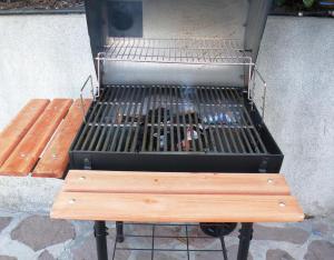 a grill with a wooden bench in front of it at Oiaraberri in Errazu