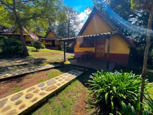 ein kleines Haus mit einem Weg, der dorthin führt in der Unterkunft Cabañas Lupita 22 in Mazamitla