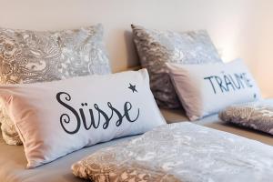 a group of pillows with the word smile on them at Ferienwohnung Storchenaue in Wächtersbach