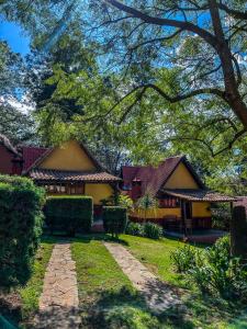 ein Haus mit einem Weg davor in der Unterkunft Cabañas Lupita 22 in Mazamitla