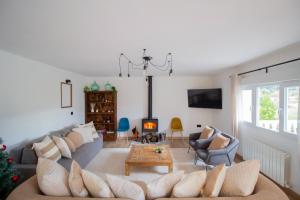 a living room with a couch and a table at La Casa del Alcalde in Ceguilla