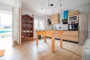 a kitchen with a table in the middle of it at La Casa del Alcalde in Ceguilla