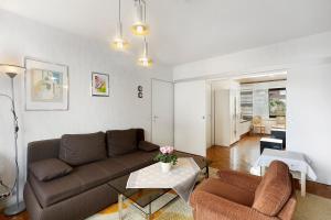 a living room with a couch and a table at Ferienwohnung Sonnenring in Rüthen