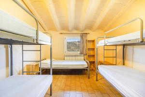 a room with two bunk beds and a window at Rectoria de Claverol in Claverol