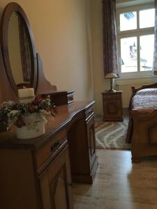 ロンデク・ズドルイにあるApartament Halinaのベッドルーム(鏡付きの洗面化粧台、ベッド1台付)