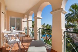 a balcony with a table and chairs and a view at Vilamoura Golfe Mar in Quarteira