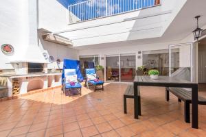 an open living room with a table and chairs at Casa Paca in Maspalomas