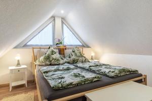 a bedroom with a bed with pillows and a window at Ferienwohnung Leon in Kappel-Grafenhausen