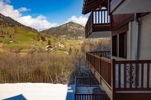 a balcony of a building with a view of a mountain at Studio Edelweiss proche Megeve in Flumet