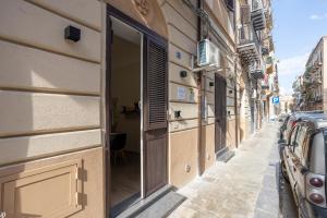 a building with a window on the side of a street at Piccolo Incanto Spa Palermo in Palermo