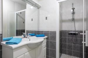 a white bathroom with a sink and a shower at Maison proche océan - 6 pers in Bretignolles-sur-Mer +15 photos