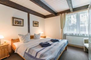 a bedroom with a bed and a large window at Atlanta Pur in Pellworm