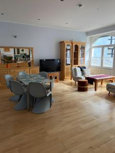 a living room with a table and chairs at Serviced Apartments Xanthurus in Schwelm