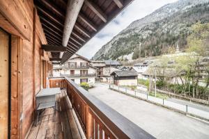 a balcony with a view of a mountain at Appartement chalet - Le Vnipi in Abondance