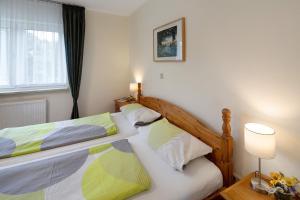 a bedroom with two bunk beds and a window at Ferienwohnung Wiesenschneiders in Freiensteinau