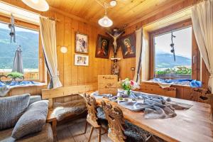 a dining room with a table and a window at Sagschneiderhof Golden Delicious in Plaus