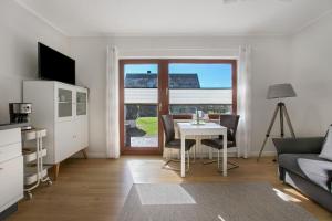 a living room with a table and a couch at Haus am Hemm in Meldorf