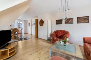 a living room with two couches and a table at Ferienwohnung Flensburg Mürwik in Flensburg