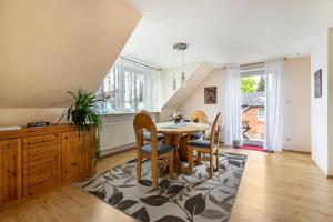a dining room with a table and chairs at Ferienwohnung Flensburg Mürwik in Flensburg