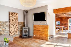 a living room with a fireplace and a flat screen tv at Ferienwohnung siebzehn35 in Garmisch-Partenkirchen