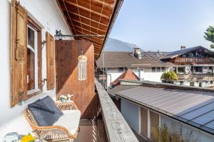 a balcony with a chair and a window at Ferienwohnung siebzehn35 in Garmisch-Partenkirchen