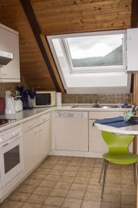 a kitchen with a window and a sink and a stove at Rauber Marie Theres in Abentheuer
