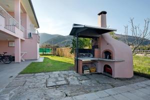 a pizza oven in the backyard of a house at Villa Lucia in Ameglia